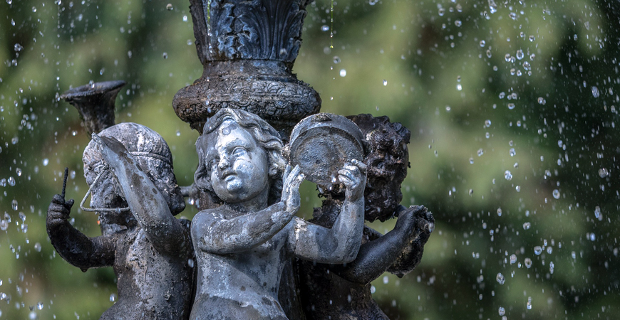 Clean small statues in the garden with Wet & Forget